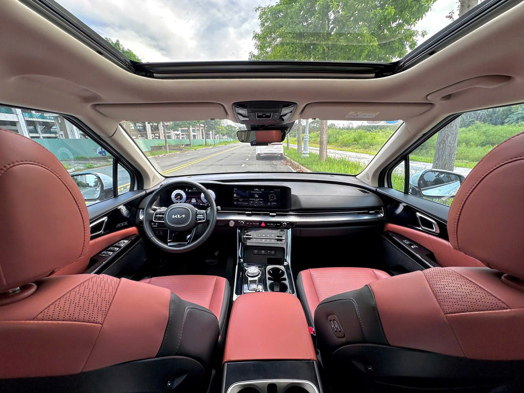 Thuê xe tháng có tài xế tại Hà Nội - nội thất tiện nghi và hiện đại