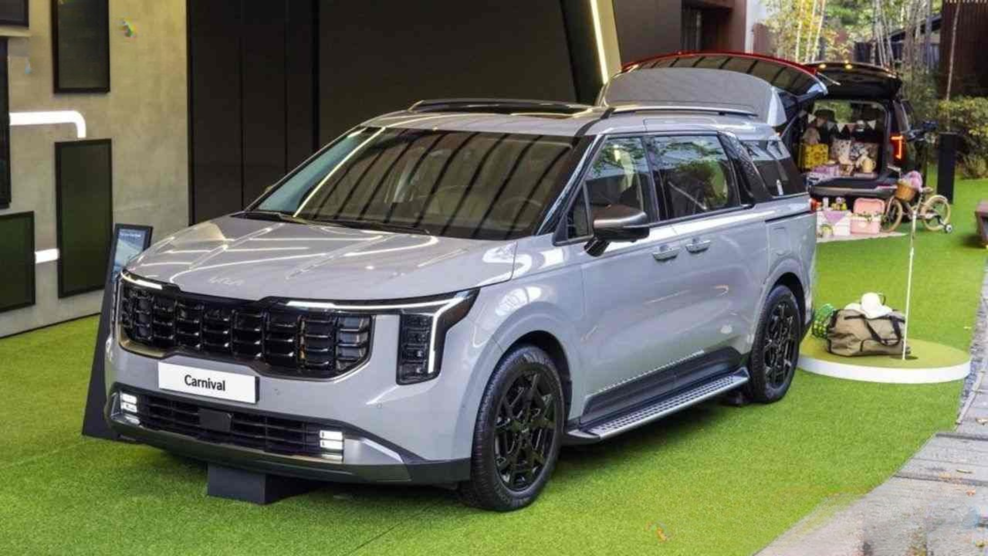 Thuê xe Carnival VIP đi đánh gofl tại Hà Nội chất lượng