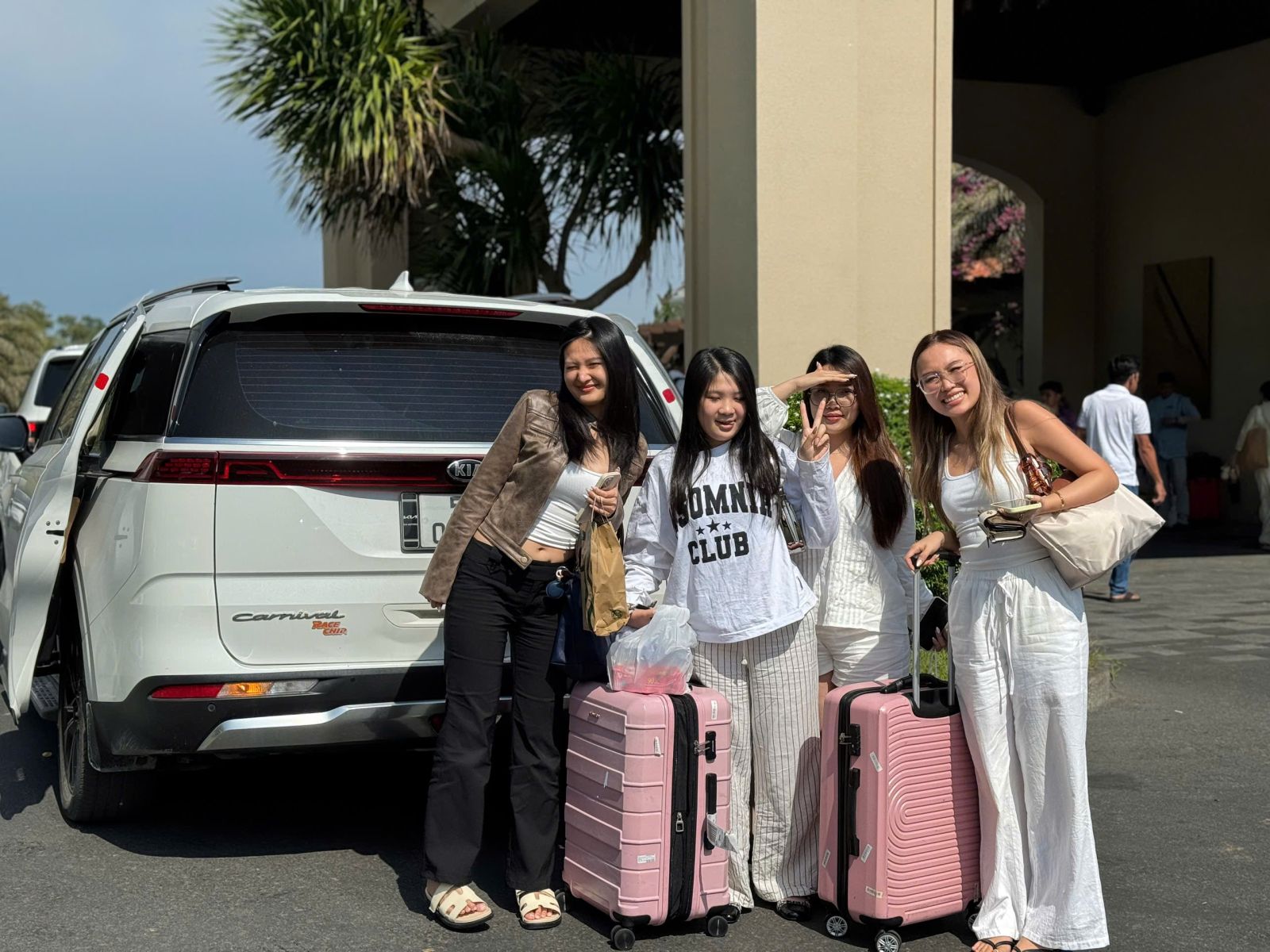 Carnival đưa rước khách hàng